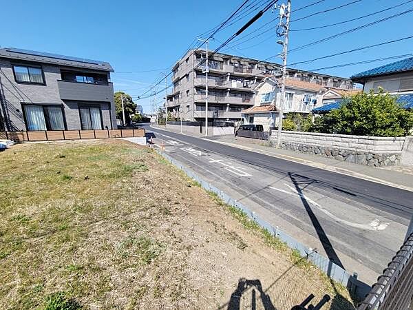 道路に面した開放感があり周辺には住宅が建ち並びます。日当たりも期待できる立地で整形地のため使い勝手が良さそうです。現地の雰囲気をぜひご確認ください。