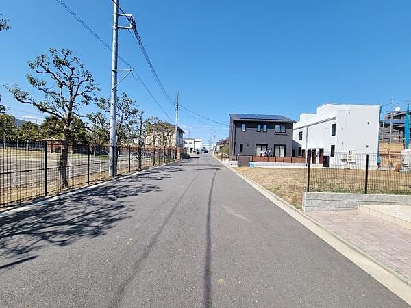 前面道路が広々としており車の出し入れがしやすい環境です。周囲は整備された街並みが広がり開放感があります。￥
