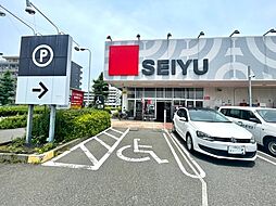 お買い物施設や小学校が徒歩圏内に揃う便利な住環境