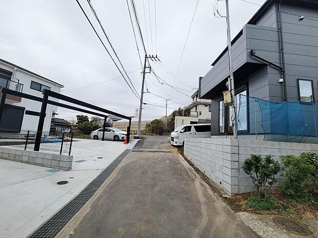 現地周辺は落ち着いた雰囲気が特徴です。道路幅員も十分に確保されており車両の出入りもスムーズに行えます。周囲の住宅とも調和した街並みが魅力的です。前面道路は舗装されていて安心してご利用いただけます。