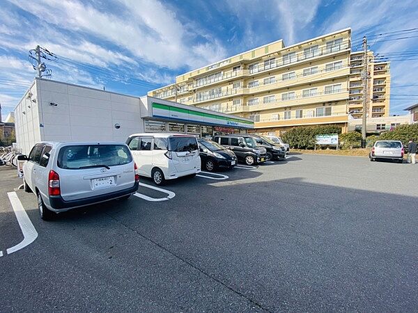 ファミリーマート藤沢稲荷店まで1570m