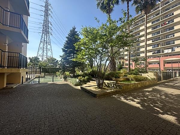 敷地内に緑が多く自然を感じることができます。歩道が整備されており快適に行き来できます。周囲に高層マンションが並び環境が整っています。開放感のあるスペースが広がっています。日当たりも良好です。
