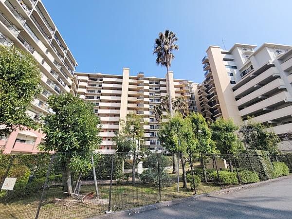 南向きで日当たりの良い立地に位置し明るく開放的な印象を与えます。建物周囲には緑豊かな植栽が施されていて心地よい景観を楽しめます。バルコニーも広めに設計されており利便性が考慮されています。