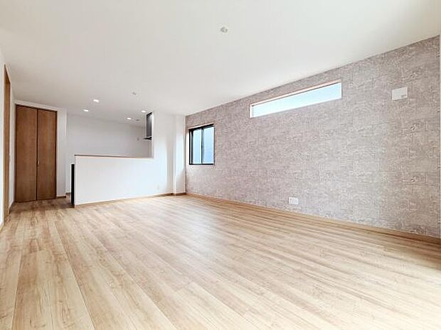 明るい日差しが差し込むリビングは広々とした空間が魅力的です。シンプルな内装で家具のレイアウトも自由自在です。壁面のアクセントクロスが部屋全体に落ち着いた雰囲気を演出します。