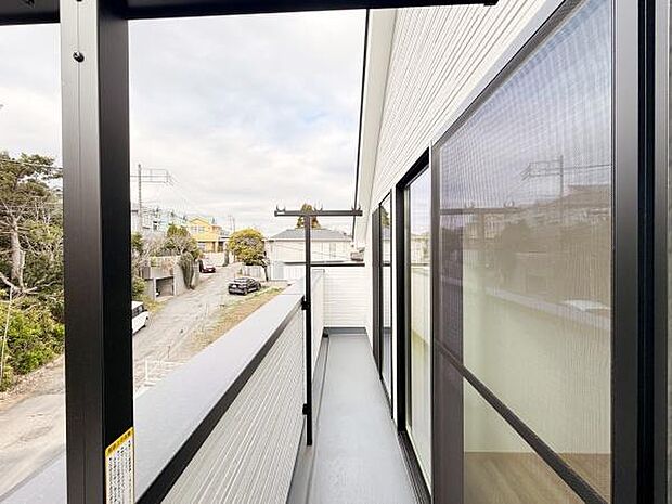 開放感のあるバルコニーは室内からのアクセスも便利です。スライドドアが大きく明るい光が差し込みます。物干しスペースもしっかり備わっています。周囲の景色も楽しめる眺望です。