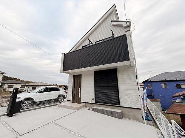 広々とした駐車スペースが確保されています。車の出し入れもスムーズに行える設計です。建物正面に位置し利便性を感じられます。外観との調和が取れたコンクリート仕上げです。