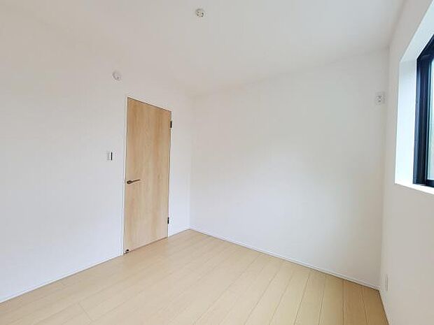 明るい印象の子供部屋で清潔感があります。木目調のドアがやさしい雰囲気を演出しています。シンプルな内装なのでレイアウトの自由度が高いです。窓からの採光も良好です。