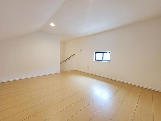 広々とした収納空間が用意されています。明るい内装で使いやすさが感じられます。小窓が設けられており換気や採光に配慮されています。段差も少なくアクセスしやすい作りです。
