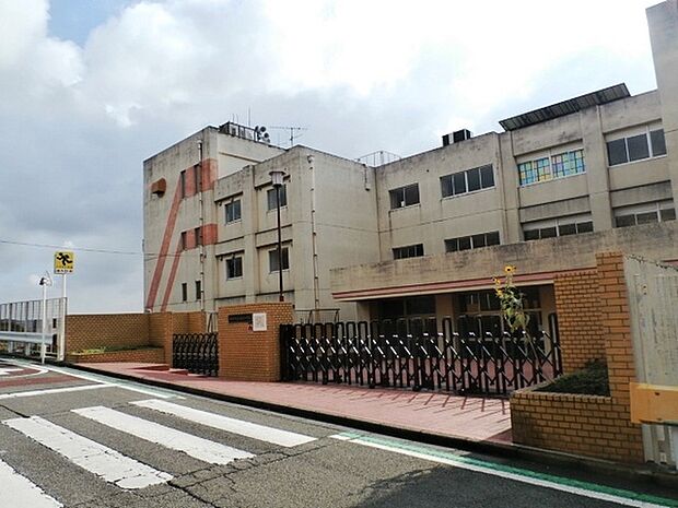 高谷小学校まで1226m