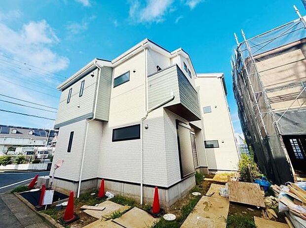 シンプルでスタイリッシュな外観が特徴の住宅です。角地に位置しており街並みに調和した設計です。窓の配置がアクセントとなりモダンな印象を与えます。清潔感のある外壁デザインが魅力的です。
