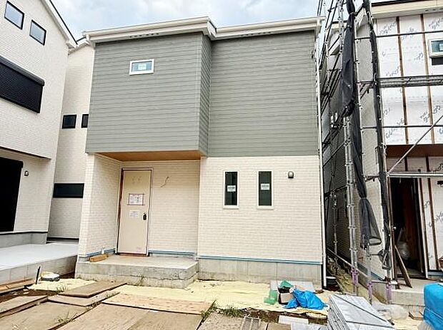 外観はシンプルで落ち着いた印象を与えるデザインです。ツートーンの配色がモダンな雰囲気を演出しています。コンパクトながらも洗練されたフォルムが特徴です。玄関スペースもゆったりと確保されています。