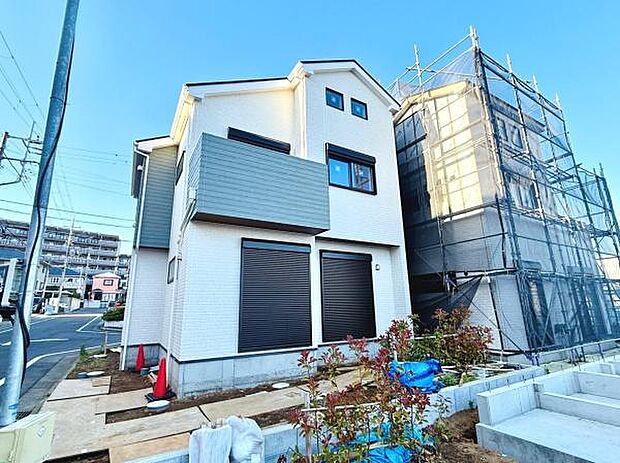 外観は明るい色合いで清潔感が感じられます。前面道路も広く車の出入りがしやすい印象です。角地に位置しており開放的な雰囲気が魅力です。建物周辺は整然と整備されています。