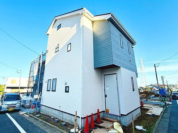 白を基調とした外観が印象的な戸建です。角地に位置し開放的な空間が広がっています。窓の配置が工夫されており明るい印象を与えます。駐車スペースも確保されています。シンプルなデザインが魅力的です。
