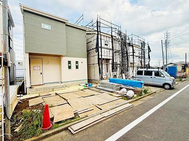 前面道路が広く車の出し入れがスムーズに行えます。建物の外観がシンプルで落ち着いた印象です。工事中のエリアも整然と整理されています。住宅街の一画に位置しています。