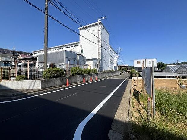 新しく舗装された道路が周辺施設へのアクセスをサポートします。広々とした車道と歩道が設けられ通行しやすい環境が整っています。電柱や配線が整理されており街並みに調和した景観が魅力です。