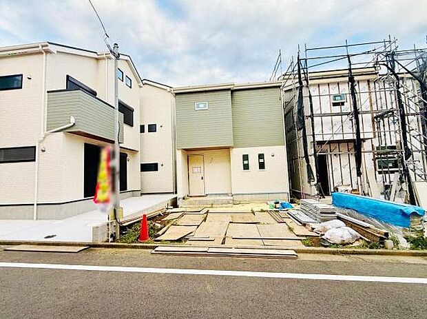 シンプルなデザインの建物が並びゆったりとした雰囲気の前面道路が魅力的です。駐車スペースも確保されており生活動線に配慮された設計です。外観は明るい色合いで開放感があります。