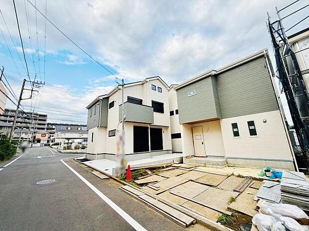 前面道路が広く車の出し入れがしやすい印象です。建物はシンプルなデザインで落ち着いた雰囲気が特徴的です。周辺には住宅やアパートが並んでいます。現地は静かな環境にあります。新築で清潔感のある外観です。