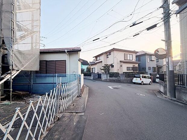 落ち着いた住宅街の前面道路を含む現地写真です。道路幅も広めで車の出入りも便利です。