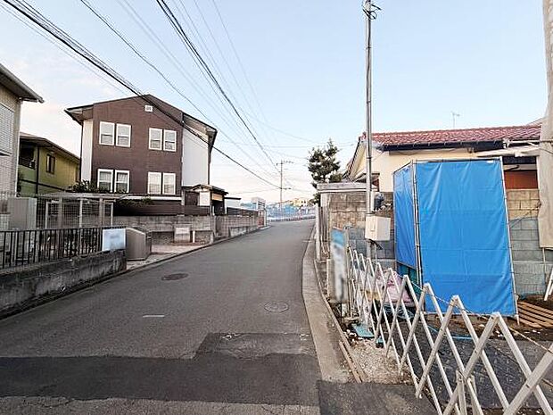 前面道路は幅員が確保されており車の通行も安心です。