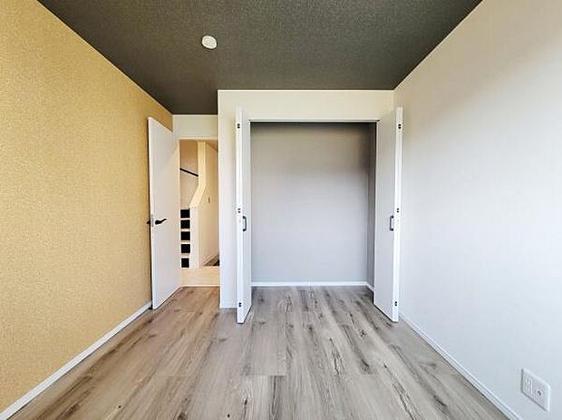 明るいフローリングが印象的な洋室です。クローゼットも備わっており収納スペースを確保できます。シンプルな内装で家具の配置がしやすいです。アクセントクロスが空間にメリハリを与えています。