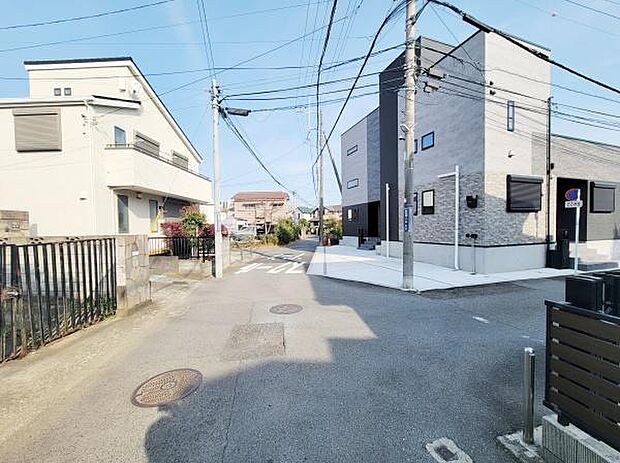 周辺は静かな住宅街となっており落ち着いた雰囲気が感じられます。前面道路の幅員も十分で見通しの良い角地に立地しています。舗装された道路がしっかりと整備されており住環境が整っています。