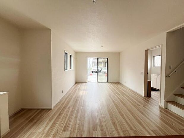 リビングは横長で広がりがあり窓から自然光がたっぷり入ります。ナチュラルなフローリングで明るい雰囲気です。シンプルな内装なので様々なインテリアに調和します。隣接するキッチンとの動線もスムーズです。