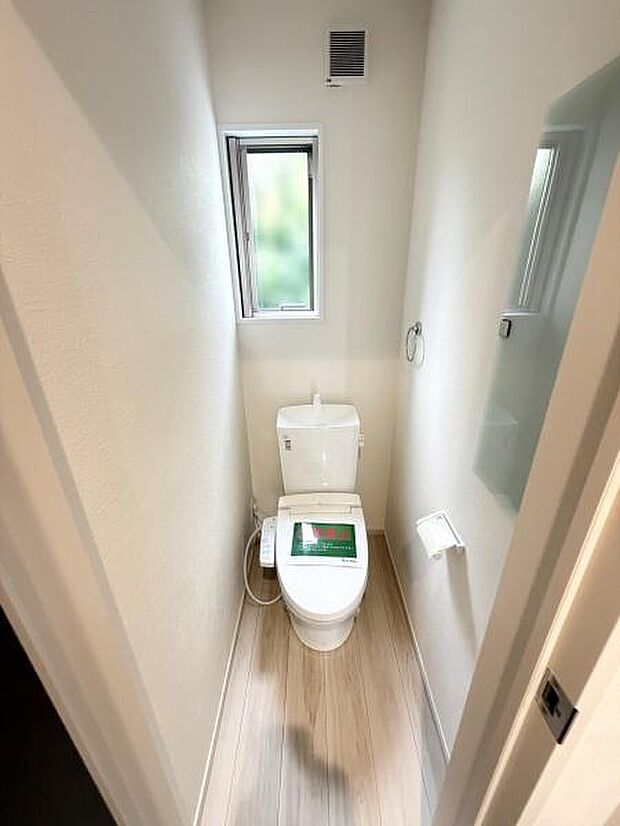 明るい印象のトイレです。窓付きで通気性にも配慮されています。シンプルで使いやすい仕様となっています。清潔感のある空間が保たれています。
