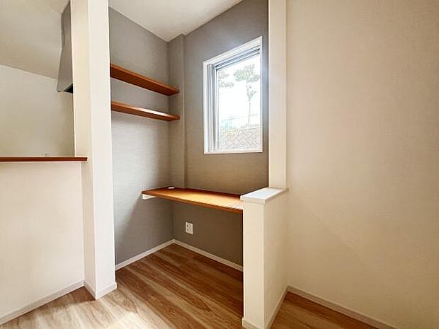 温かみのある木目のカウンターと棚が設けられた落ち着いたスペースです。小窓から自然光が差し込み明るい雰囲気を感じられます。床材の質感が心地よく壁の配色もすっきりしています。