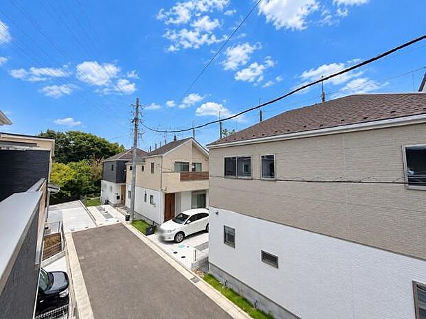 窓から見える現地からの眺望は整然とした住宅街が広がります。道路や駐車スペースもゆとりが感じられる配置です。周囲の建物との距離も一定に保たれており周辺環境をしっかり確認できます。