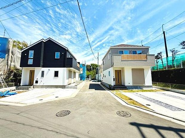 ゆとりのある前面道路が魅力のエリアです。車の出し入れがしやすい設計となっています。新しい住宅が立ち並び清潔感のある印象を与えます。周囲も明るく開放的な雰囲気となっています。