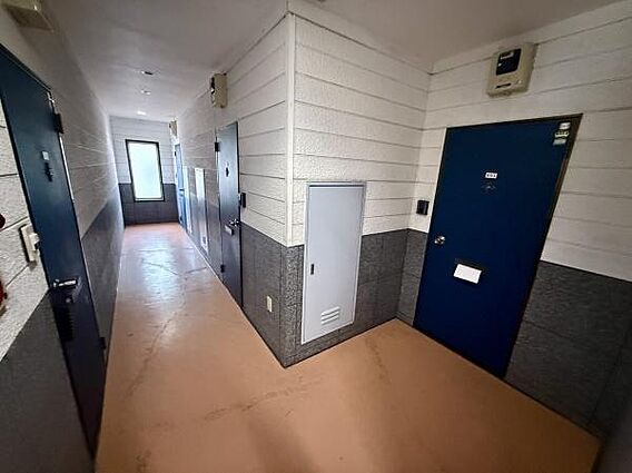 共用廊下は明る...