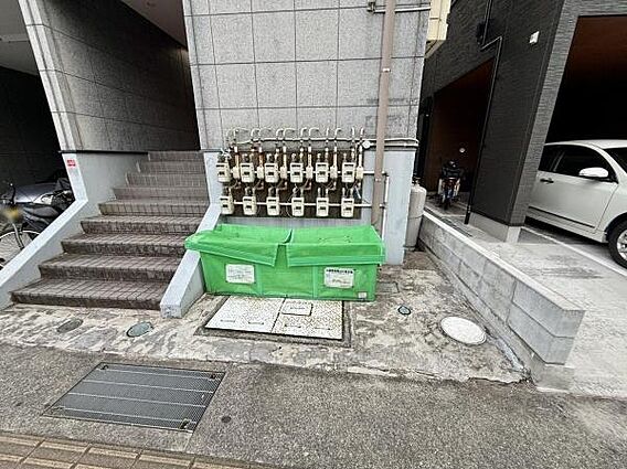 敷地内には複数...