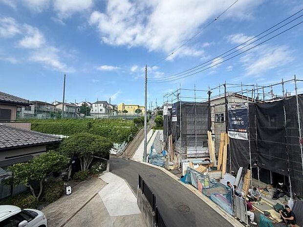 現地からの眺望として空が広がる開放的な景色が楽しめます。周囲には住宅や緑もあり落ち着いた環境です。前面道路は見通しが良くゆったりとした印象を受けます。