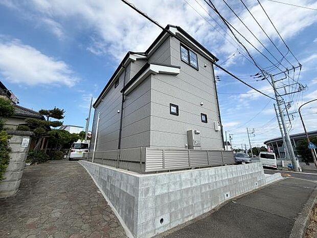 建物外観がしっかりとした印象です。前面道路との接道面が広めで敷地の開放感が伝わります。周囲には電線や街路樹なども整理されておりすっきりとした街並みです。角地に位置していることで視認性の高い立地です。