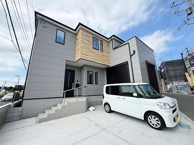 シンプルで落ち着いた外観が魅力的な建物です。前面道路の幅員もゆったりと感じられ駐車スペースも確保されています。モダンな印象を与える外観デザインが特徴です。建物の角地ならではの開放感も見受けられます。