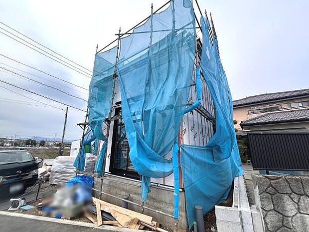 建築途中の様子が確認できる現場写真です。資材や仮設の設備が整理されており工事の進捗がわかりやすいです。建物の構造や配置も一目で把握できます。未来の完成形をイメージしやすい現場写真です。