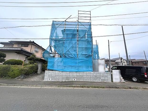 前面道路から現地の様子がしっかりと確認できます。整った道路に面しておりアクセスも快適です。新築工事中の様子が分かりやすく周囲の住宅環境も整っています。落ち着いた住宅地の雰囲気が伝わります。