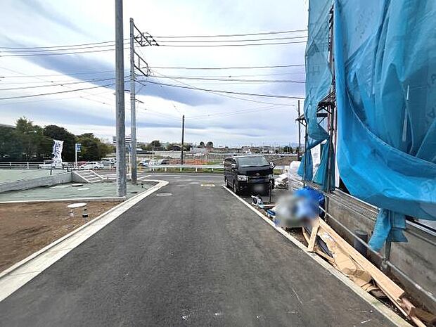 前面道路が広く車の出し入れもスムーズに行えます。周辺には見通しの良い眺望が広がり開放感を感じられます。道幅がしっかり確保されているため日常の移動にも便利です。