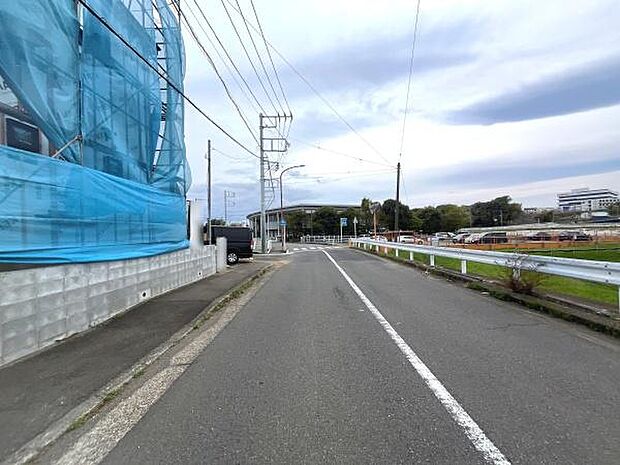 幅員の広い前面道路に面しており車の出入りもスムーズです。周囲は開放感があり視界も良好です。歩道もしっかり確保されておりお子様やご年配の方にも安心です。落ち着いた雰囲気の現地となっています。