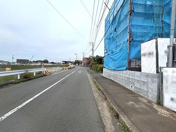 前面道路は幅員が広く車の通行もスムーズに可能です。歩道もきちんと整備されています。道路沿いにはガードレールが設けられており見通しの良い環境です。建築現場も清潔に管理されています。