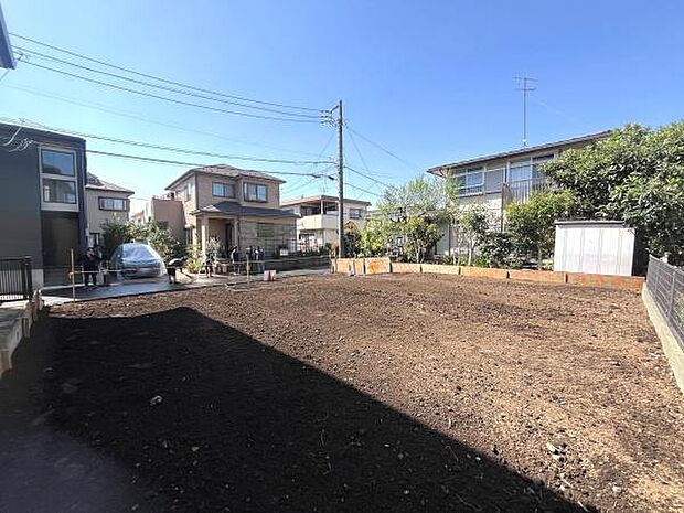 現地土地写真から周囲には住宅が立ち並び落ち着いた雰囲気が感じられます。道路へのアクセスもしやすく整った形状の土地です。空が広く見渡せ開放感のある立地です。建築の計画が立てやすい整形地です。