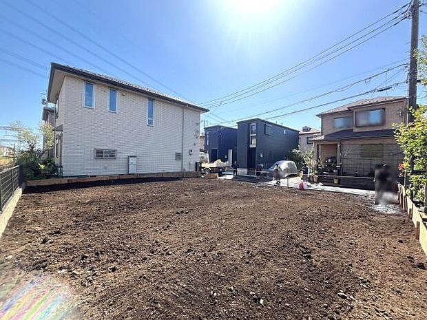 日当たりの良い現地土地写真です。周辺には住宅が整然と並び落ち着いた雰囲気が感じられます。整地された敷地のためさまざまなプランが検討しやすい形状です。道路にも面しておりアクセスも便利です。