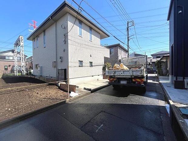 前面道路は舗装されており車両の通行もしやすい環境です。隣接する建物も整っていて周辺もすっきりとした印象です。日当たりも良好で現地の雰囲気がよく伝わります。交通インフラも身近に感じられます。