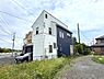その他：シンプルで落ち着いた外観が魅力の住宅です。周辺には緑が感じられゆったりとした雰囲気が広がっています。前面道路も幅広く車の出し入れがしやすい配置です。