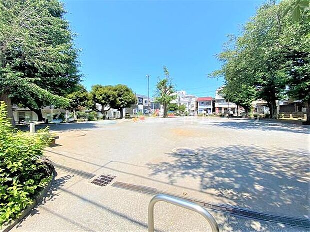 長後公園まで689m、ブランコ、鉄棒、砂場などの遊具がある公園