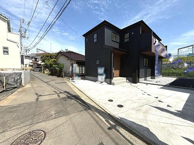 シンプルな外観が印象的な住宅です。広々とした駐車スペースがあり日当たりも良好です。周囲の道路も見通しがよく開放感を感じられます。落ち着いた雰囲気の建物が魅力です。