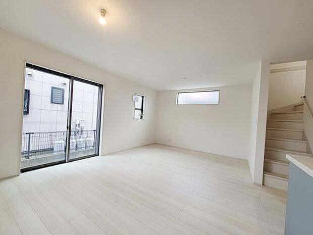 リビングには大きな窓が設けられ室内が明るく開放的な空間となっています。シンプルな内装でどんなインテリアにも合わせやすい床材が魅力です。階段が近くにあり移動もしやすい設計です。