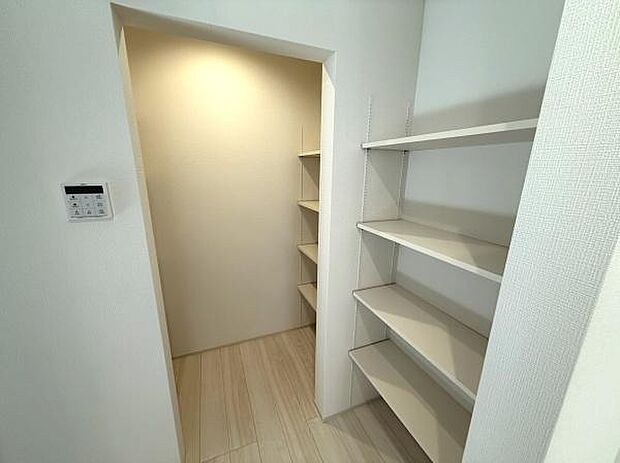 ゆとりある収納スペースが用意されており整理整頓がしやすい造りです。棚の高さも異なり様々な物の収納に対応できます。奥行きのある設計で使い勝手の良い収納です。