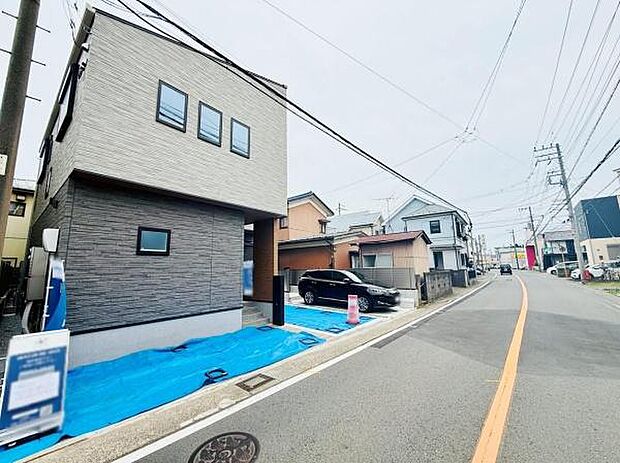 前面道路は幅員があり車の出し入れもスムーズに行えます。周囲は住宅が並び落ち着いた雰囲気が広がっています。舗装もしっかりと整備されていて住環境が整っています。