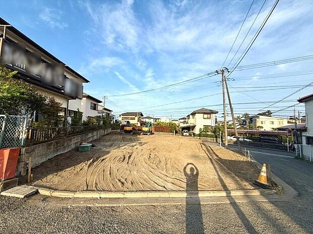前面道路に面した現地写真です。